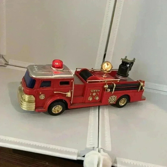 New Bright 1980 Battery Operated Fire Engine Bump N Go Action Works Tested - Picture 1 of 13